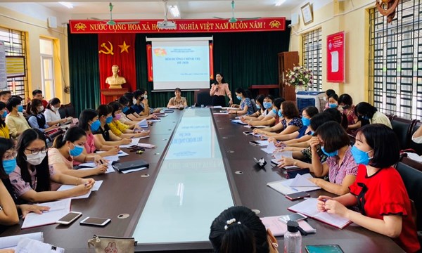 Cán bộ, giáo viên trường Tiểu học Long Biên bồi dưỡng Chính trị hè 2020