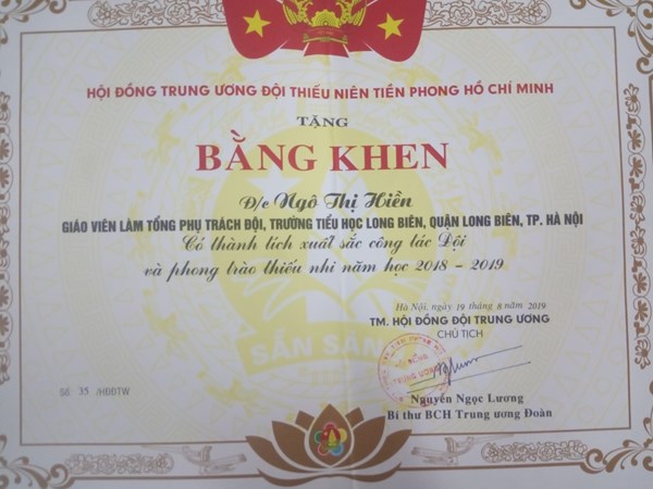 Đồng chí Ngô Thị Hiền - Giáo viên làm tổng phụ trách đội Trường Tiểu học Long Biên, quận Long Biên đã có thành tích xuất sắc công tác Đội và phong trào thiếu nhi năm học 2018 - 2019