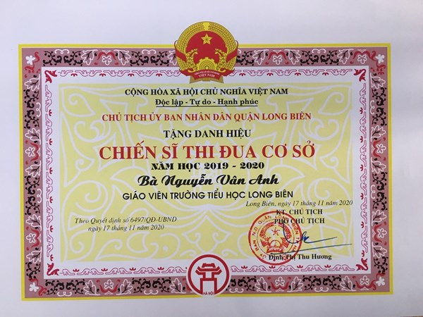 Đồng chí Nguyễn Vân Anh - Giáo viên trường TH Long Biên đạt danh hiệu chiến sĩ thi đua cơ sở năm học 2019 - 2020