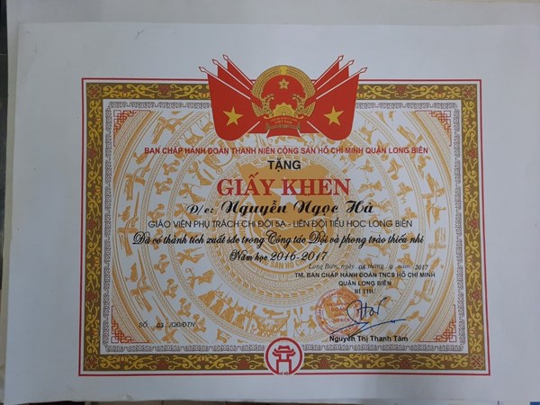 Đồng chí Nguyễn Ngọc Hà - GV phụ trách chi đội 5A Liên đội Tiểu học Long Biên có thành tích xuất sắc trong công tác Đội và phong trào thiếu nhi năm học 2016 - 2017