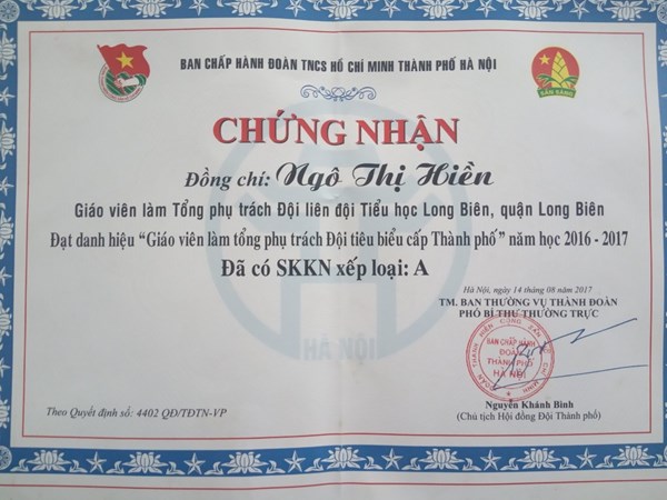 Đồng chí Ngô Thị Hiền - Giáo viên làm tổng phụ trách đội Liên đội Tiểu học Long Biên, quận Long Biên đạt  Danh hiệu giáo viên làm tổng phụ trách Đội tiêu biểu cấp Thành phố  năm học 2016 - 2017