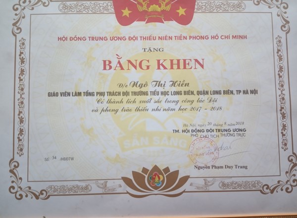 Đồng chí Ngô Thị Hiền - Giáo viên làm tổng phụ trách đội Trường Tiểu học Long Biên, quận Long Biên đã có thành tích xuất sắc công tác Đội và phong trào thiếu nhi năm học 2017 - 2018