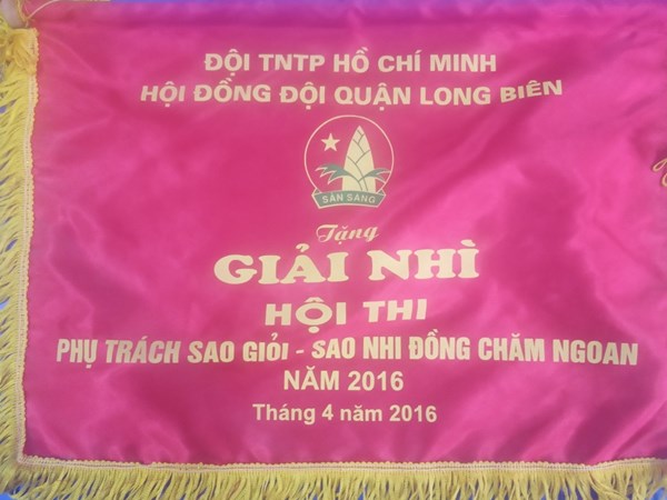 Đội TNTP Hồ Chí Minh tặng Giải nhì Hội thi Phụ trách sao giỏi - sao nhi đồng chăm ngoan trường TH Long Biên năm 2016