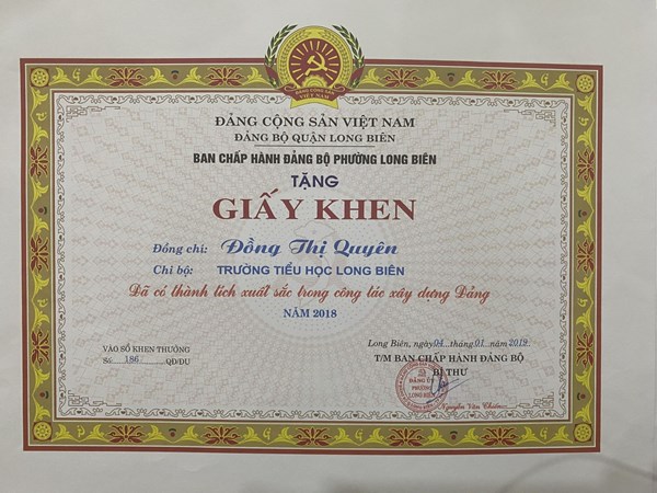 Đảng bộ phường Long Biên tặng bằng khen đồng chí Đồng Thị Quyên - chi bộ trường TH Long Biên đã có thành tích xuất sắc trong xây dựng Đảng năm 2018