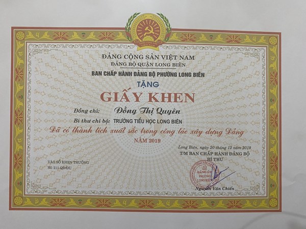 Đảng bộ phường Long Biên tặng bằng khen đồng chí Đồng Thị Quyên - chi bộ trường TH Long Biên đã có thành tích xuất sắc trong xây dựng Đảng năm 2019
