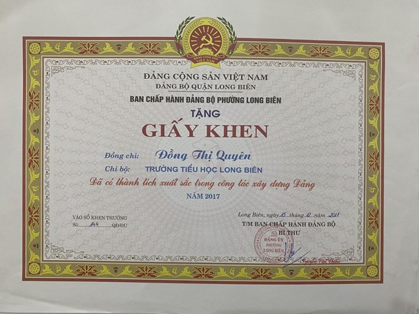 Đảng bộ phường Long Biên tặng bằng khen đồng chí Đồng Thị Quyên - chi bộ trường TH Long Biên đã có thành tích xuất sắc trong xây dựng Đảng năm 2017