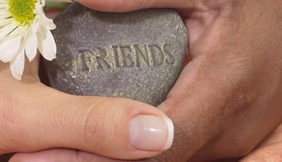 Bài học về tha thứ và biết ơn từ câu chuyện của cát và đá