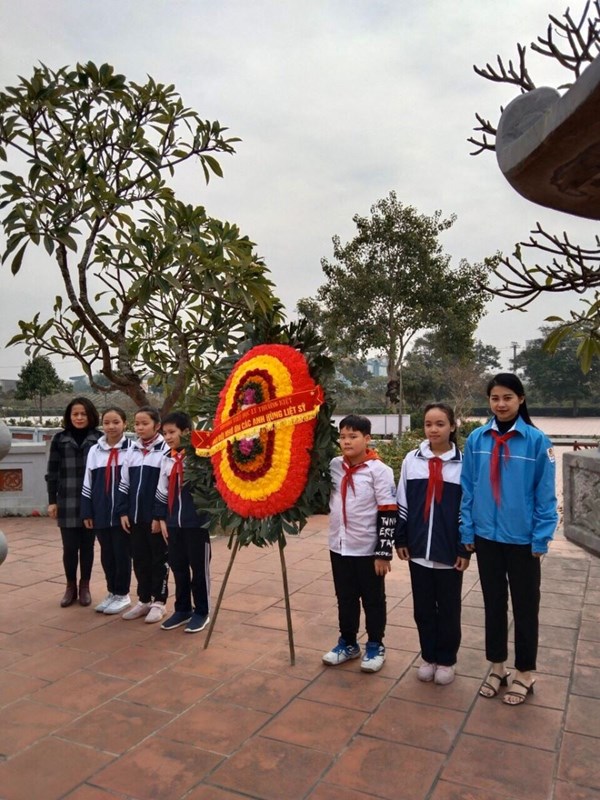 Lễ dâng hương đài tưởng niệm các anh hùng liệt sỹ - một hoạt động ỹ nghĩa chào mừng 76 năm thành lập Quân đội nhân dân Việt Nam