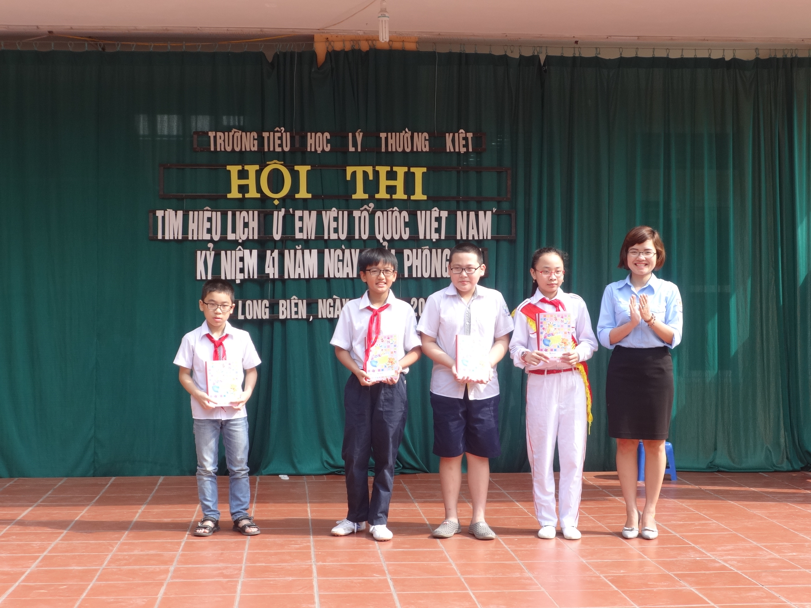 Cô Vũ Thị Thanh (cán bộ Quận Đoàn) trao phần thưởng cho học sinh đạt kết quả xuất sắc trong Hội thi