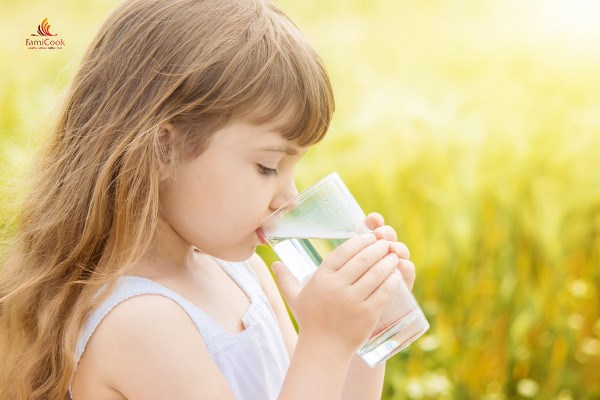 Trẻ uống nhiều nước thông minh hơn