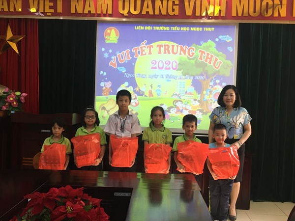 Phong trào  Nhà giáo nhận đỡ đầu học sinh nghèo của Công đoàn Trường Tiểu học Ngọc Thụy