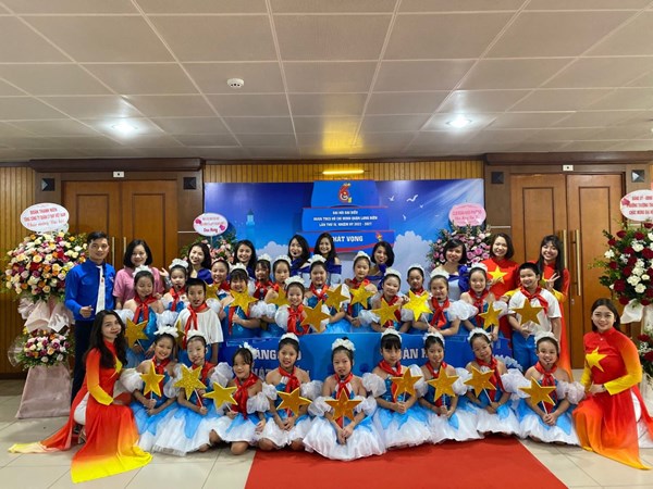 Đội văn nghệ giáo viên, học sinh tham gia biểu diễn chào mừng thành công Đại hội đại biểu Đoàn TNCS Hồ Chí Minh quận Long Biên, lần thứ IV , nhiệm kỳ 2022 – 2027