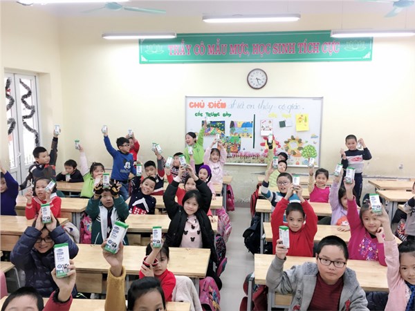 Trường Tiểu học Ngọc Thụy ngày đầu triển khai cho học sinh uống sữa theo chương trình “Sữa học  đường” của SGD&ĐT Hà Nội 