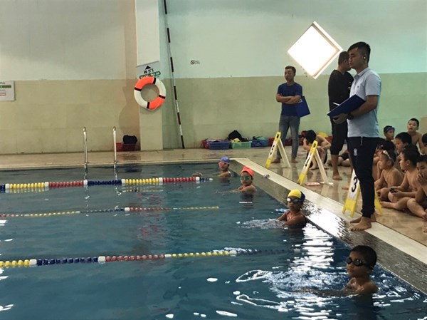 Học sinh tham gia học phổ cập bơi , phòng chống tai nạn đuối nước