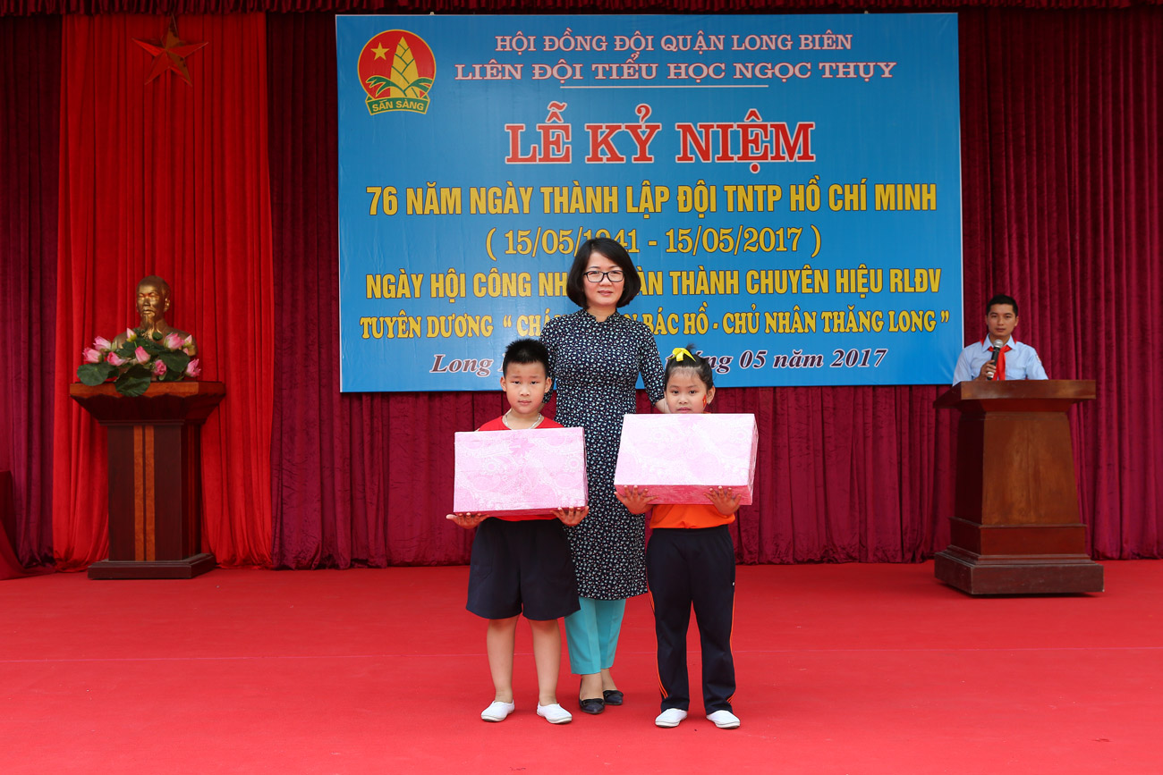 Hình ảnh cô giáo Hoàng Thị Bích Thu- Hiệu trưởng nhà trường tặng quà cho đại diện các lớp tham gia văn nghệ 