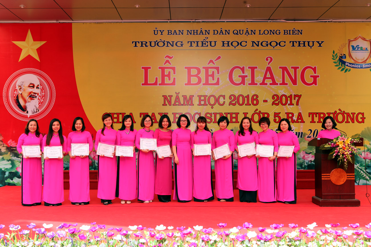 Cô giáo Hoàng Thị Bích Thu - Hiệu trưởng nhà trường khen thưởng cho các đồng chí GV đạt thành tích trong năm học.