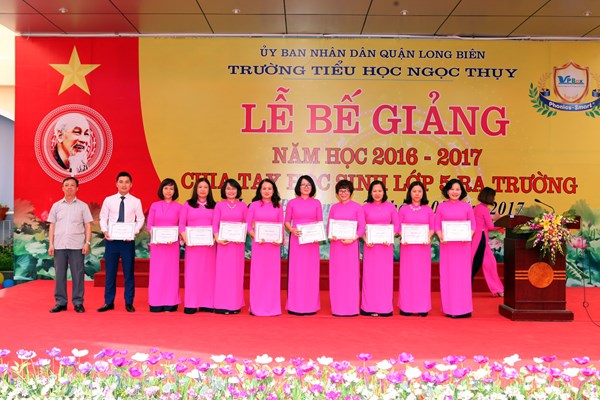Ông Nguyễn Văn An - Trưởng ban đại diện CMHS trao thưởng các thầy cô giáo đạt thành tích cao trong năm học 