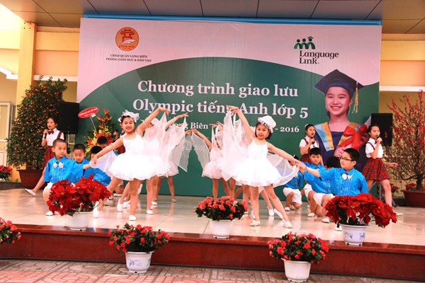 Màn múa hát chào mừng hội thi của đội Ca khúc Măng Non