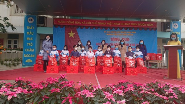                          “Xuân lan tỏa yêu thương - Tết bình an 2022” dành cho học sinh có HCKK tại trường Tiểu học Phúc Đồng