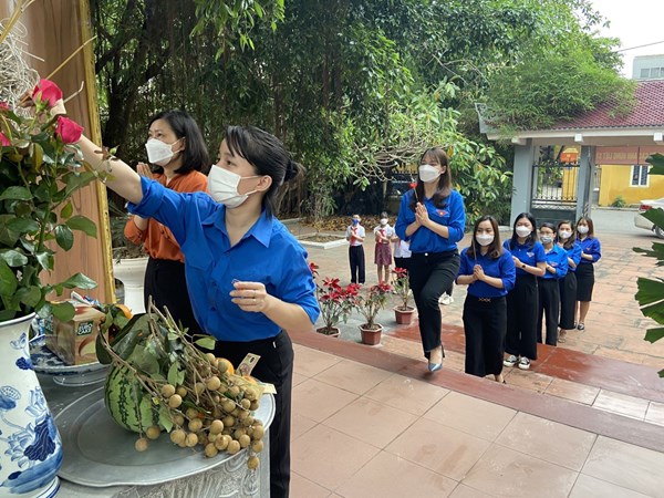 Chi đoàn trường Tiểu học Phúc Đồng làm Lễ dâng hương tại Đài tưởng niệm các Bà mẹ Việt Nam anh hùng và các anh hùng liệt sĩ phường Phúc Đồng nhân dịp kỷ niệm 47 năm Ngày giải phóng miền Nam, thống nhất đất nước ( 30/4/1975 - 30/4/2022)