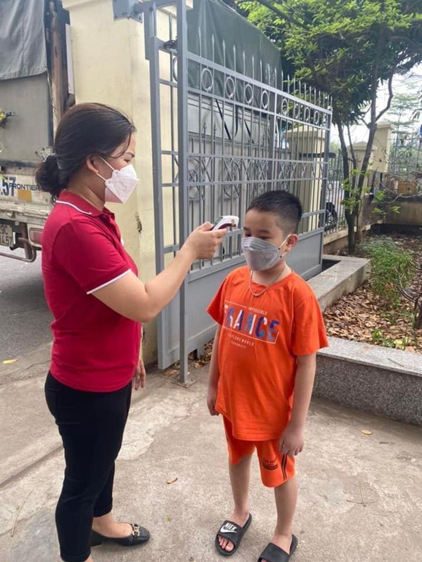 Chi đoàn trường Tiểu học Phúc Đồng tích cực tham gia hỗ trợ Trạm y tế triển khai tiêm vắc xin phòng COVID - 19 cho trẻ em từ 5 đến dưới 12 tuổi trên địa bàn phường Phúc Đồng