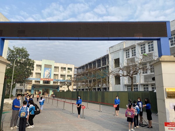 Chi đoàn trường Tiểu học Phúc Đồng kích hoạt đội hình “Phòng tuyến áo xanh” sẵn sàng đón các em học sinh quay lại trường học sau thời gian học trực tuyến