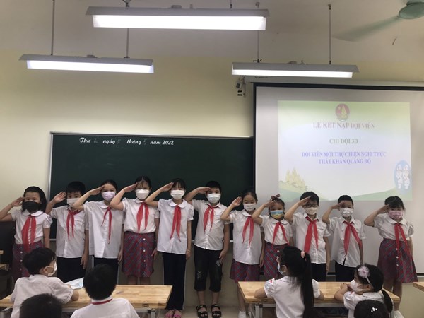 Trường Tiểu học Phúc Đồng tổ chức Lễ kết nạp đội viên mới đợt 2 năm học 2021 - 2022