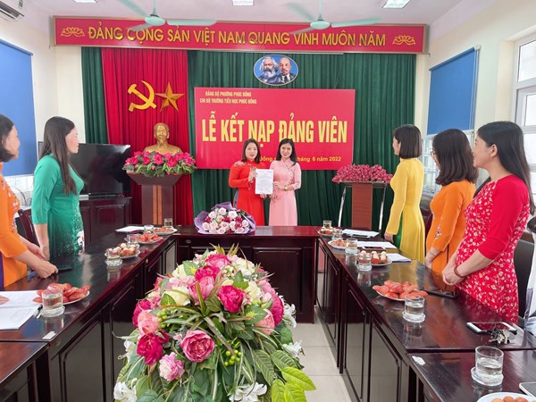 Chi bộ Trường Tiểu học Phúc Đồng tổ chức Lễ kết nạp đảng viên mới năm 2022