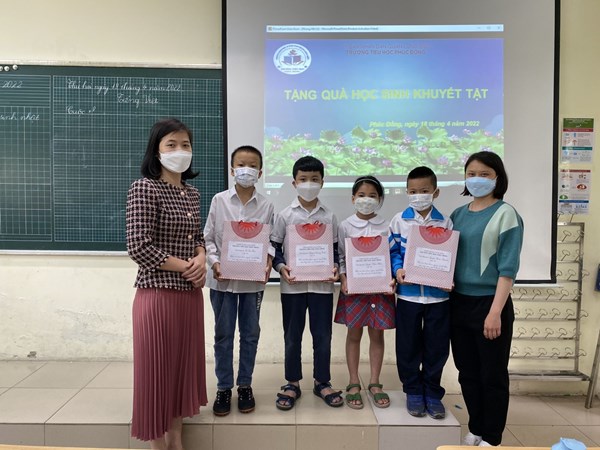 Món quà ý nghĩa dành tặng những em học sinh khuyết tật nhân Ngày người khuyết tật Việt Nam 18/4/2022