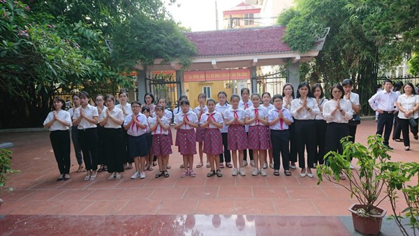 Trường Tiểu học Phúc Đồng tổ chức Lễ dâng hương tại đài tưởng niệm nhân dịp kỷ niệm 75 năm ngày thương binh liệt sĩ 27/7/1947 - 27/7/2022