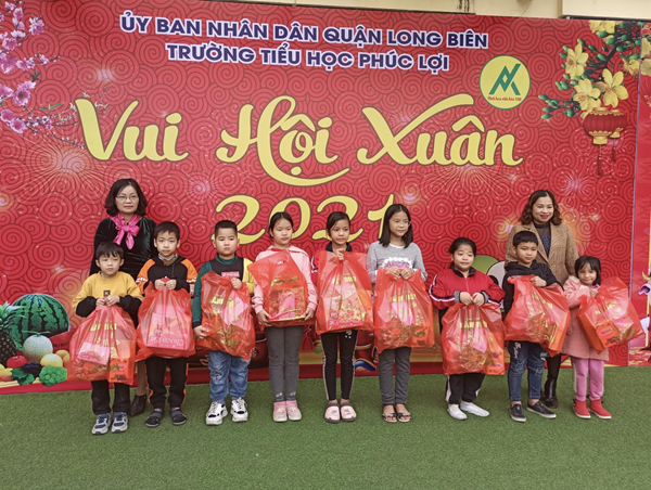 Tặng quà cho học sinh có hoàn cảnh nhân dịp Xuân Tân Sửu 2021