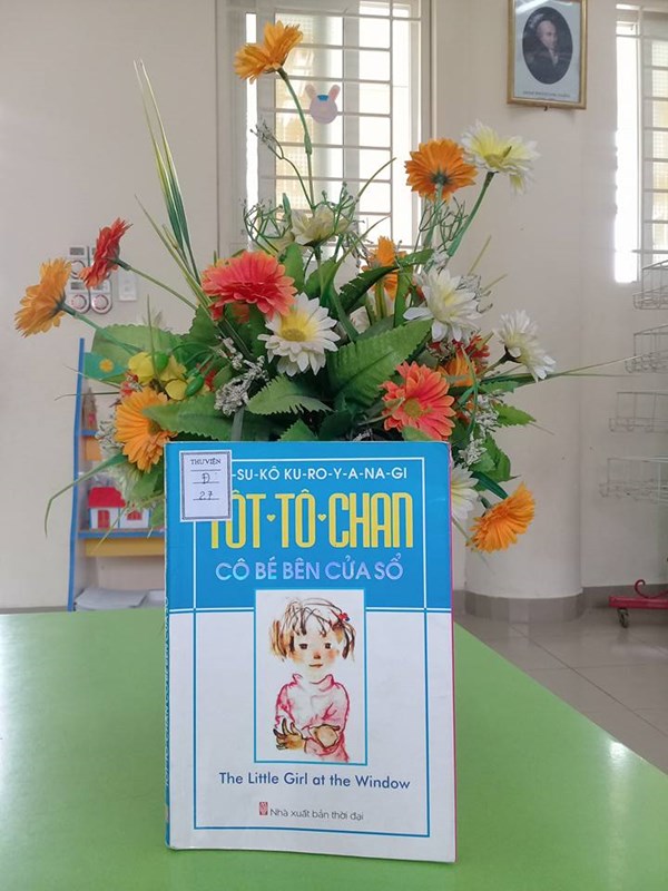 Cuốn sách “Tôt - Tô - Chan cô bé bên cửa sổ” của tác giả Tetsuko Kuroyanagi chủ đề về Mái trường thân yêu