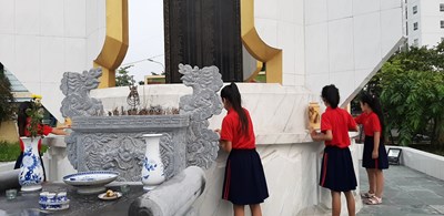 Học sinh chăm sóc Đài tưởng niệm phường Phúc Lợi