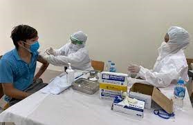 Quận Long Biên thực hiện xét nghiệm diện rộng và tiêm vaccine Covid-19 mũi 1 cho toàn bộ người dân.
