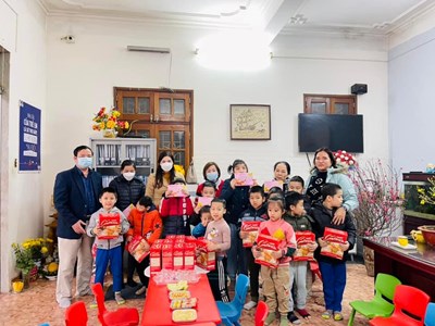 Trường Tiểu học Thanh Am tặng quà Tết cho các học sinh khuyết tật của Trung tâm nghiên cứu, hỗ trợ và phát triển giáo dục hoà nhập Long Biên.