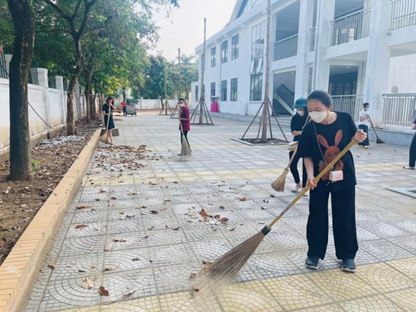 Trường Tiểu học Thanh Am ra quân lao động dọn vệ sinh Phòng chống dịch sốt xuất huyết.