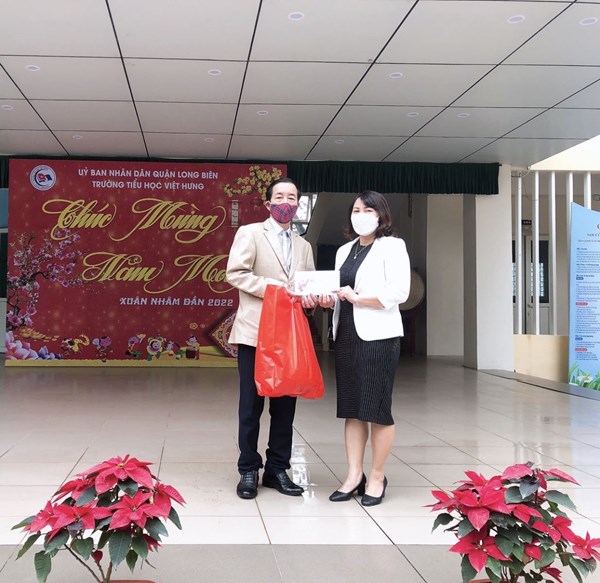 Trường Tiểu học Việt Hưng thăm hỏi, tặng quà Tết gia đình có công với cách mạng