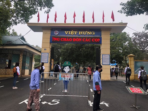 Trường Tiểu học Việt Hưng diễn tập các tình huống đón học sinh trở lại trường