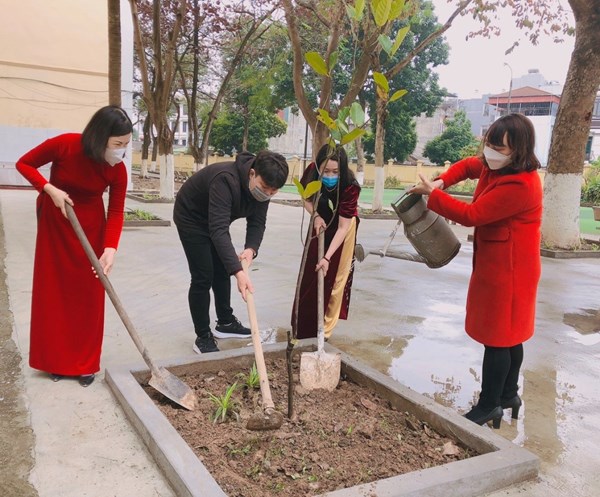 Trường Tiểu học Việt Hưng hưởng ứng phong trào Tết trồng cây năm 2022