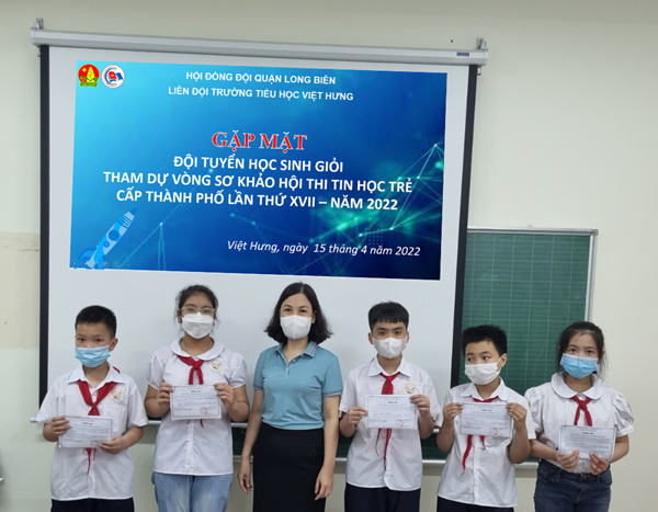 Cô giáo Nguyễn Thị Thức – Hiệu trưởng nhà trường động viên học sinh tham dự Hội thi Tin học trẻ lần thứ XXVII năm 2022 - cấp Thành phố