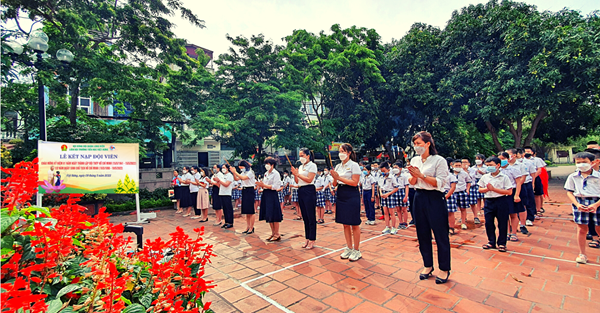 Liên đội Trường Tiểu học Việt Hưng tổ chức Kết nạp Đội viên mới