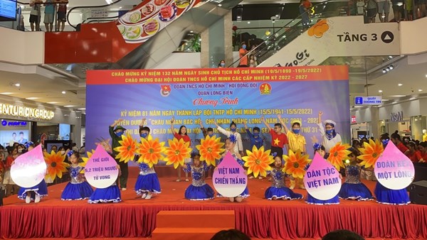 Thiếu nhi Liên đội Tiểu học Việt Hưng vui mừng tham gia Hội thi dân vũ chào mừng Đại hội Thể thao Đông Nam Á - Seagame lần thứ 31
