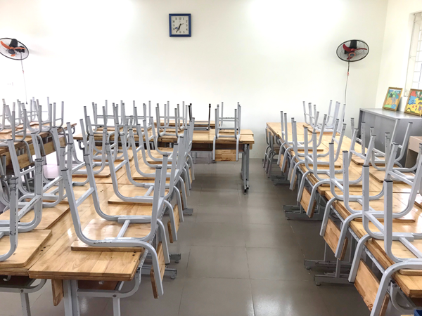 Cán bộ, giáo viên, nhân viên Trường Tiểu học Việt Hưng  lao động tổng vệ sinh trường lớp