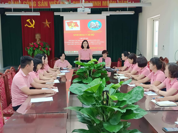 Chi bộ Trường Tiểu học Việt Hưng tổ chức sinh hoạt chuyên đề “Phát huy vai trò tiền phong gương mẫu của đảng viên trong việc thực hiện nhiệm vụ bồi dưỡng kiến thức, kĩ năng cơ bản và CNTT cho giáo viên
