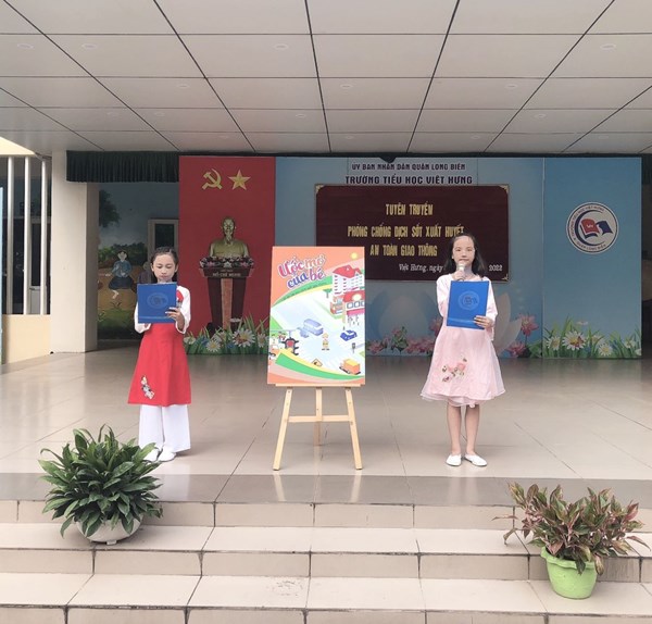 Liên đội Trường Tiểu học Việt Hưng hưởng ứng tháng An toàn giao thông