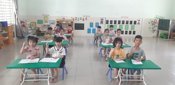 các bé lớp MGLA1, A2 tham gia hoạt động làm quen chữ viết