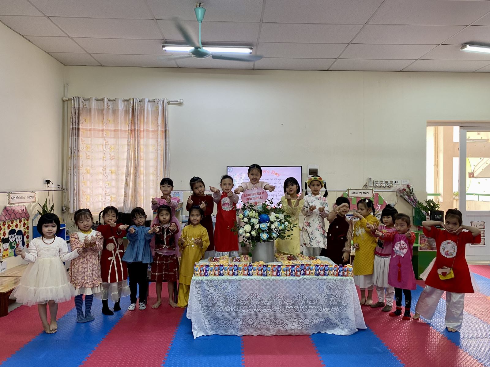 Hình ảnh các bé lớp MGL A2 vui liên hoan chúc mừng ngày Quốc Tế Phụ Nữ 8-3