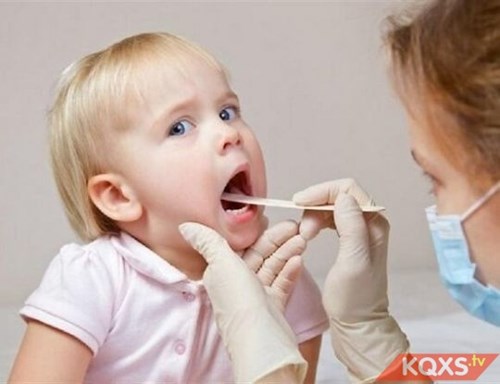 Trẻ bị viêm họng: Nguyên nhân, biểu hiện & cách điều trị bệnh mau khỏi