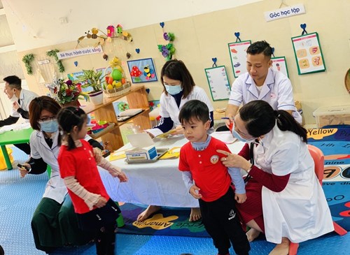 Trường Mầm non Bồ Đề tổ chức khám sức khỏe định kỳ lần 2 cho trẻ năm học 2022-2023