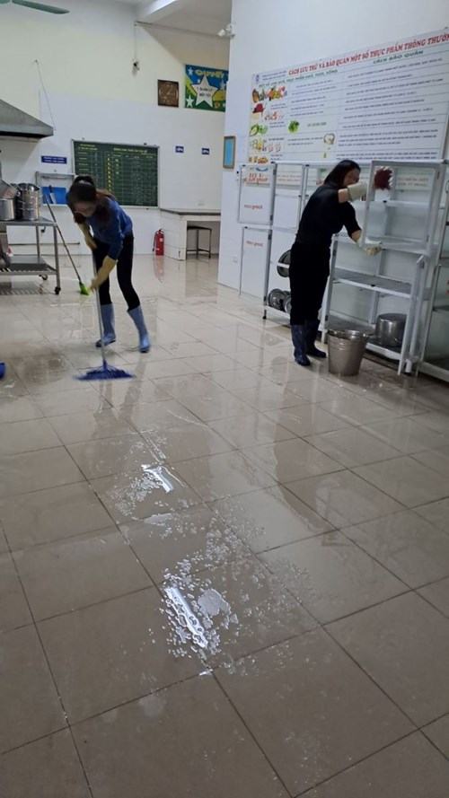 Tổng vệ sinh cuối tuần của nhân viên bếp tại cơ sở 1